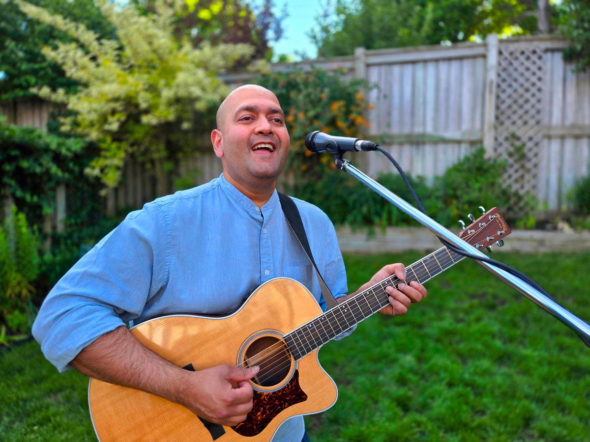Acoustic solo acoustic singer entertainment for bars, cafes and patios in Mississauga, Toronto and the GTA